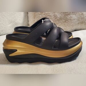 CROCS Black and Gold Platform Sandals Mega Crush Mettalic. Unisex Shoes. New
